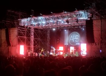 In 4000 a Cagliari per il concerto degli Afterhours: quattro generazioni ballano e cantano alla Fiera