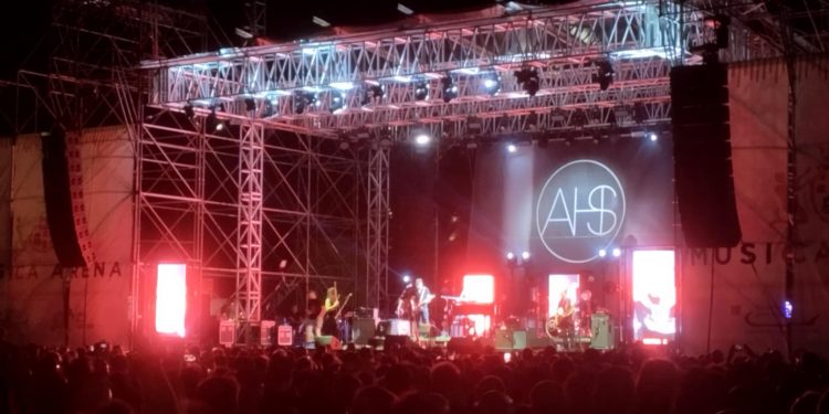 In 4000 a Cagliari per il concerto degli Afterhours: quattro generazioni ballano e cantano alla Fiera
