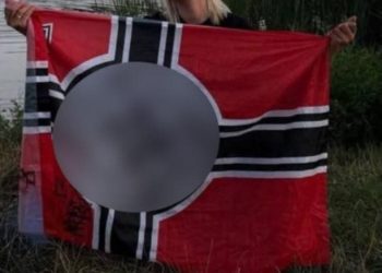 La segretaria del tribunale di Kiev ha pubblicato sui social una foto con la bandiera della Germania nazista