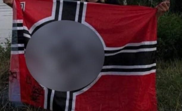 La segretaria del tribunale di Kiev ha pubblicato sui social una foto con la bandiera della Germania nazista