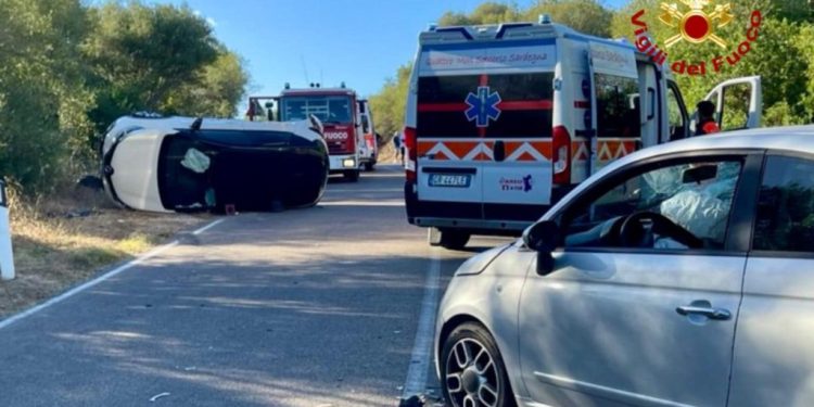 Frontale tra due auto a Castiadas: tre feriti