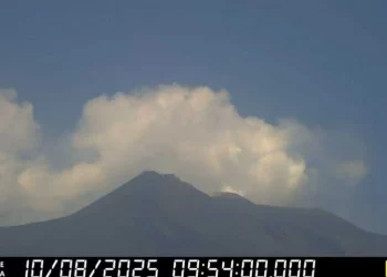 Nuova eruzione dell’Etna, colata lavica a 3mila metri. Allerta arancione per i voli