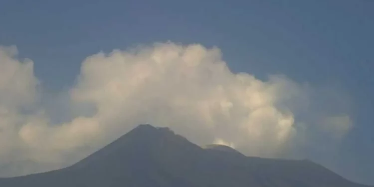 Nuova eruzione dell’Etna, colata lavica a 3mila metri. Allerta arancione per i voli