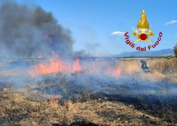 Paura a Iglesias, incendio interessa abitazione e una macchina