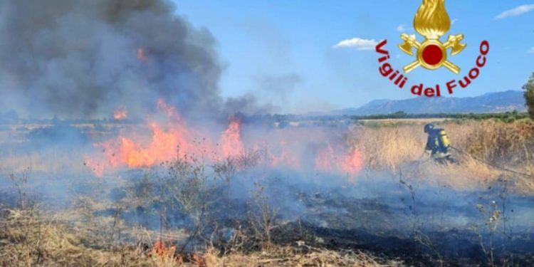 Paura a Iglesias, incendio interessa abitazione e una macchina