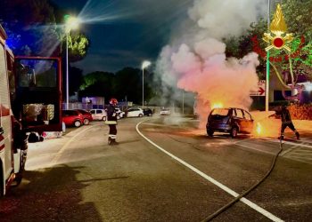 Paura a Cagliari, auto in fiamme in via Crespellani