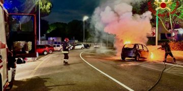 Paura a Cagliari, auto in fiamme in via Crespellani