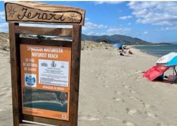 La Magia della Spiaggia Naturista di Feraxi: Un’Oasi di Libertà e Convivenza