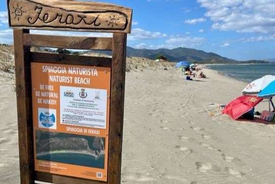 La Magia della Spiaggia Naturista di Feraxi: Un’Oasi di Libertà e Convivenza
