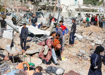 A Gaza si ribalta un camion che trasportava aiuti: venti i morti. L’accusa: “L’Idf lo ha costetto a passare su una strada non sicura”