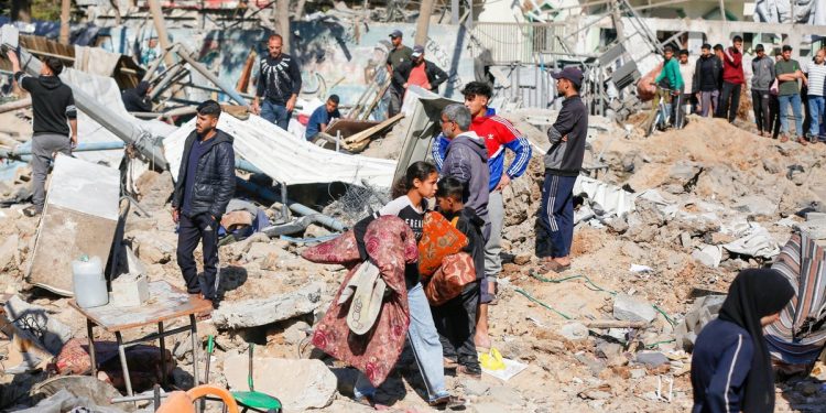 A Gaza si ribalta un camion che trasportava aiuti: venti i morti. L’accusa: “L’Idf lo ha costetto a passare su una strada non sicura”