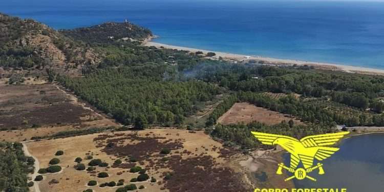 Fiamme a Muravera, sul posto l’elicottero del corpo forestale