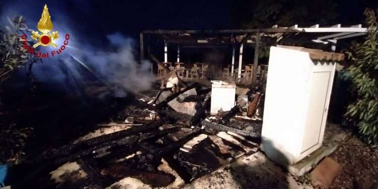 In fiamme chiosco ad Orosei