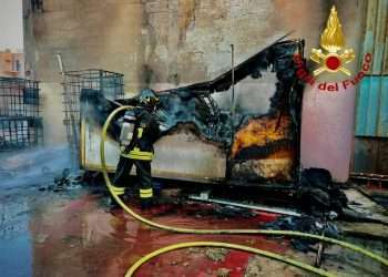 Cagliari, incendio centro stoccaggio e smaltimento rifiuti