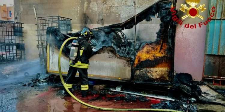 Cagliari, incendio centro stoccaggio e smaltimento rifiuti