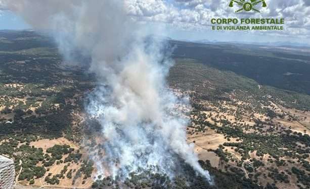 Vento e afa: incendi in tutta l’isola