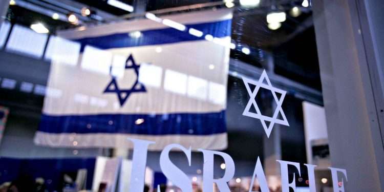 “Un milione di telefonate ogni ora”: così Israele registra tutte le conversazioni di Gaza: ecco l’unica democrazia in Medio Oriente