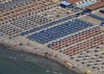 Codacons, stangata su vacanze estive. Prezzi spiagge +3,4%