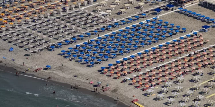 Codacons, stangata su vacanze estive. Prezzi spiagge +3,4%