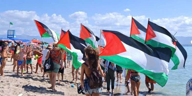 Poetto, flash mob per la Palestina