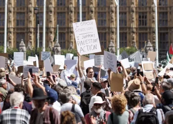 Protesta pro Palestine Action in Gb, salgono a 466 gli arresti: ecco la democrazia occidentale