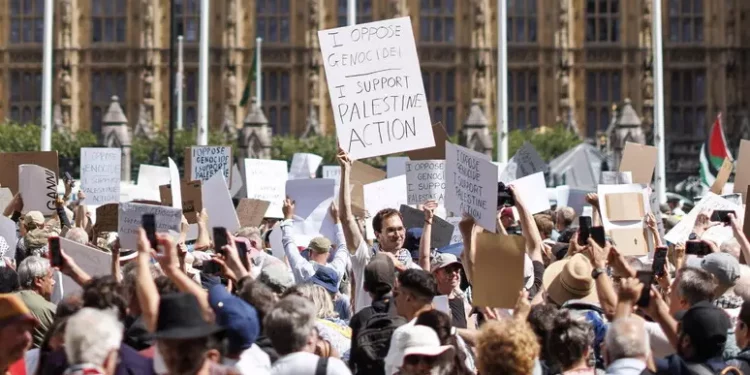 Protesta pro Palestine Action in Gb, salgono a 466 gli arresti: ecco la democrazia occidentale