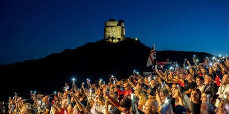 Sulle spalle dei Giganti: a Tharros l’abbraccio del popolo rossoblù