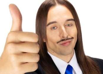 Tommy Cash torna con un singolo in italiano e lo ballano anche le nonnine di Ostuni