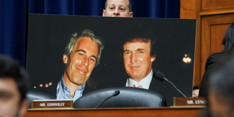 Bloomberg: l’FBI avrebbe oscurato il nome di Trump prima della pubblicazione dei documenti su Epstein