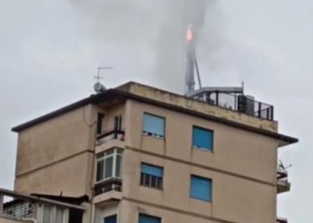 Paura in centro a Cagliari, incendio sul tetto di un palazzo: in fiamme ripetitore