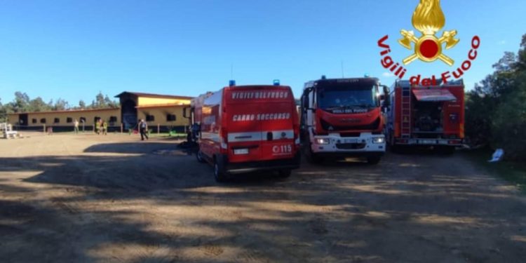 Paura all’House Country Arborea, fiamme con 2 intossicati e 7 cavalli morti