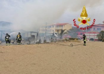 Paura a Bosa, a fuoco la pizzeria a due passi dalla spiaggia
