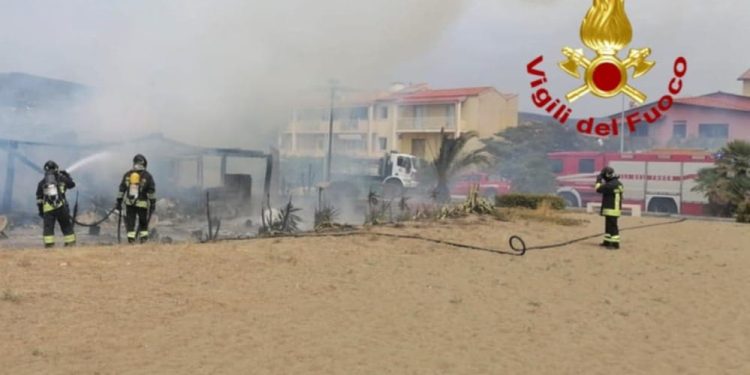 Paura a Bosa, a fuoco la pizzeria a due passi dalla spiaggia