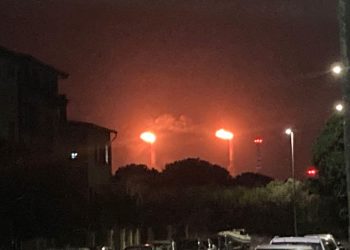Saras, fumo e fiamme visibili da Cagliari: decine di segnalazioni