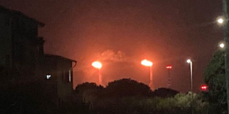 Saras, fumo e fiamme visibili da Cagliari: decine di segnalazioni