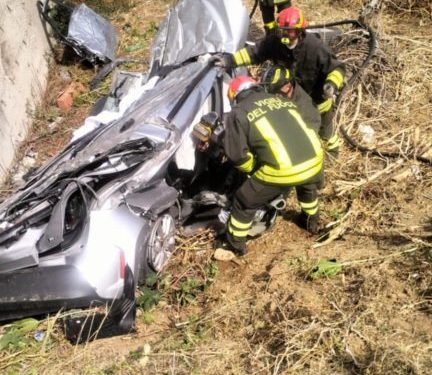 Posada, con l’auto vola fuori strada e si schianta contro un muro: morto quarantacinquenne