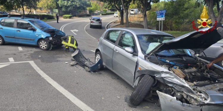 Dorgali: scontro tra due auto: 3 persone ferite