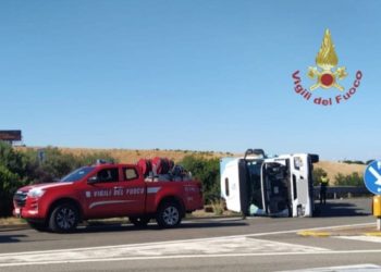 Camion si ribalta sulla SS195 a Capoterra: intervento dei Vigili del Fuoco
