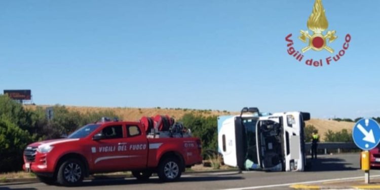 Camion si ribalta sulla SS195 a Capoterra: intervento dei Vigili del Fuoco