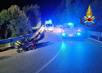 Bortigiadas, si appoggia al guardrail e cade in un dirupo: salvato dai Vigili del Fuoco
