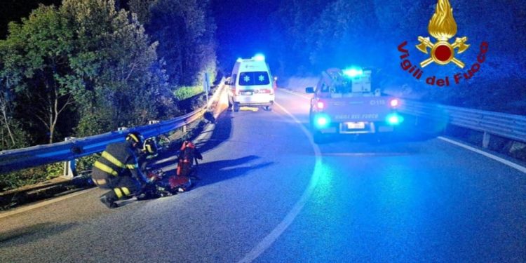 Bortigiadas, si appoggia al guardrail e cade in un dirupo: salvato dai Vigili del Fuoco