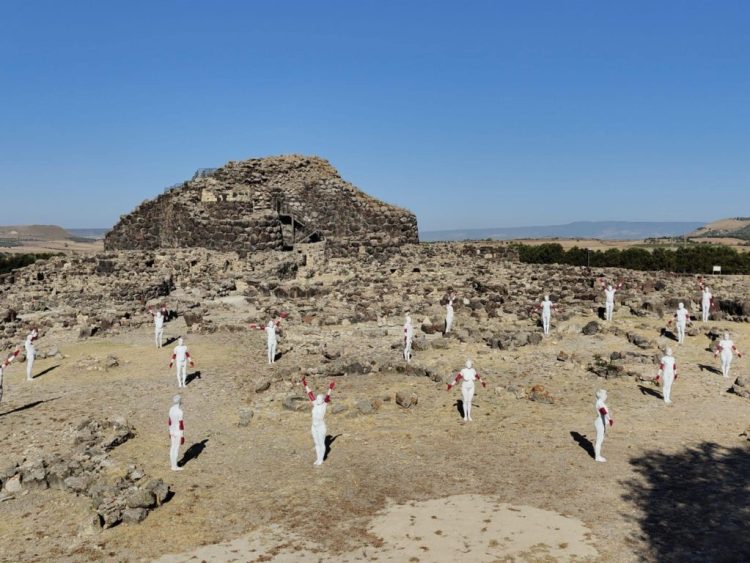 A Su Nuraxi corpi nudi contro l’assalto delle pale eoliche