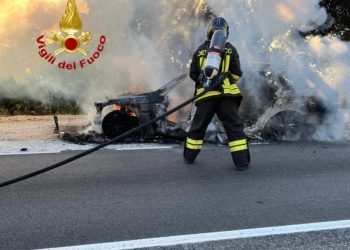 Prende fuoco l’auto: intervento dei Vigili del Fuoco