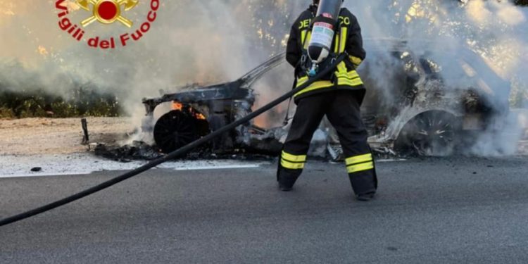 Prende fuoco l’auto: intervento dei Vigili del Fuoco
