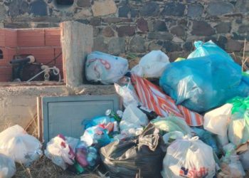 Discarica abbandonata nei parcheggi della spiaggia di Pistis ad Arbus
