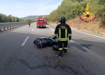 Brutto incidente stradale sulla SS 131 dcn: motociclista in gravi condizioni