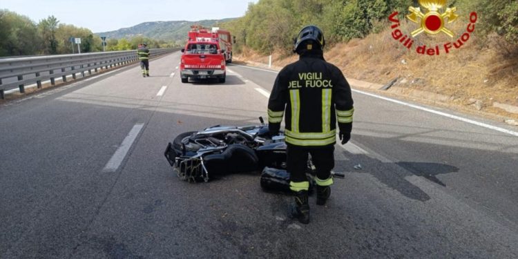 Brutto incidente stradale sulla SS 131 dcn: motociclista in gravi condizioni