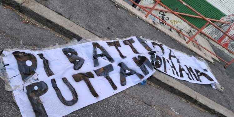 A Roma ordigno esploso nella notte davanti al centro sociale “La Strada”