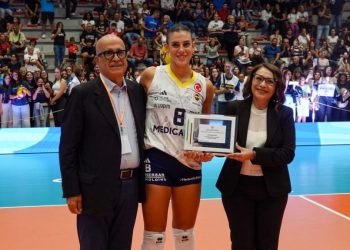 Alessia Orro in Sardegna con la sua nuova squadra. La palleggiatrice premiata dall’assessora Portas