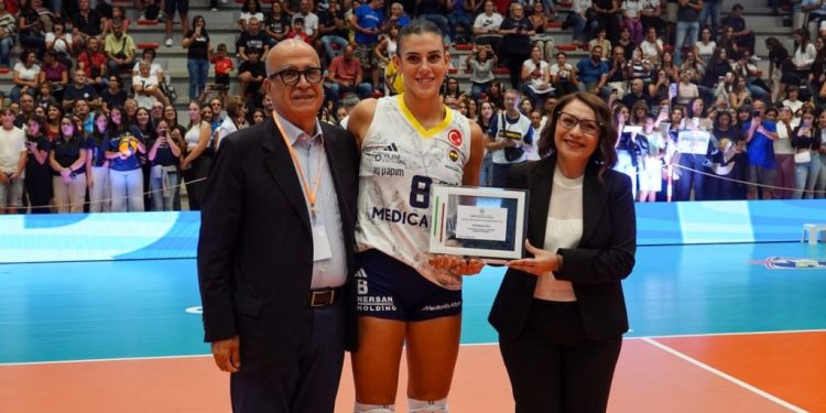 Alessia Orro in Sardegna con la sua nuova squadra. La palleggiatrice premiata dall’assessora Portas